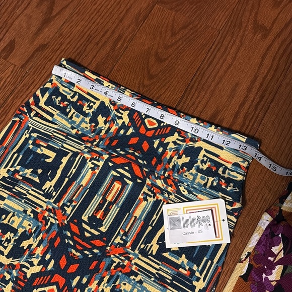 Lularoe NWT Cassie pencil skirt bundle 2 floral /geometric pull on wide waist XS - Picture 5 of 10